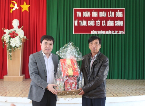 Đồng chí Nguyễn Mạnh Dũng đến thăm, chúc Tết đoàn viên thanh niên, nhân dân tại xã Liêng Srônh, huyện Đam Rông